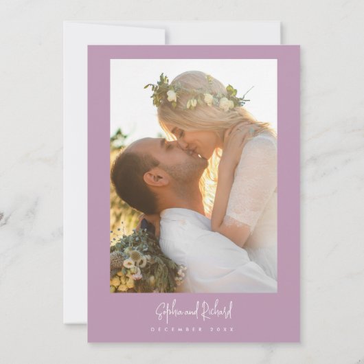 Mauve Lila Minimalistisch Script Moderne Hochzeit Einladung (Rückseite)