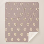 Mauve Mauve, Moderne Monogram Letter-Schreibmaschi Sherpadecke (Vorderseite)