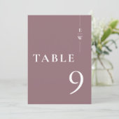 Mauve Minimalistisch Modern Monogram Tischnummer (Stehend Vorderseite)