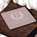 Mauve Monogram Wedding Floral Wappen Elegant Rechteckiger Pappuntersetzer<br><div class="desc">Fügen Sie Ihrem Hochzeitstisch eine raffinierte Touch mit unserem Mauve Monogram Wedding Floral Wappen Elegant Square Paper Untersetzer hinzu. Dieses Design mit einem zarten, blumigen Wappen, das Ihr individuelles Monogramm umgibt, verbindet sanfte Lilatöne mit zeitloser Eleganz. Diese Untersetzer sind perfekt für Empfang, Brautpartys oder Verlobungsfeiern geeignet und schützen Oberflächen und...</div>