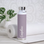 Mauve Personalisiert Wedding Bridesmaid Colour Trinkflasche<br><div class="desc">Gönnen Sie Ihrer Hochzeitsjury oder Ihrer Trauzeugin diese trendige,  vakuumisolierte Wasserflasche,  die ihren Namen in weißem,  stilisiertem Schrift auf einem lila Hintergrund hat,  der zu Ihrem Hochzeitsfarbenschema passt. Stellen Sie die Flasche durch Bearbeiten und Ersetzen mit dem gewünschten Namen ein. Wählen Sie Ihre Wasserflasche.</div>