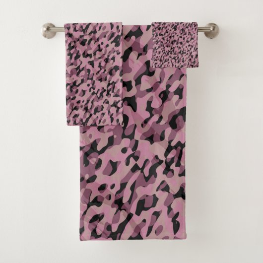 Mauve pink and Charcoal Camo abstract Badhandtuch Set (Insitu)