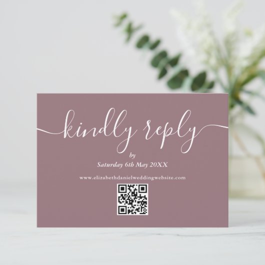 Mauve QR Code Elegant Script Kindly Antwort (Stehend Vorderseite)