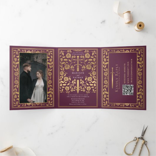 Mauve Royal Medieval Sword Wedding QR Code Dreifach Gefaltete Einladung (Innenseite)