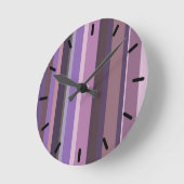 Mauve senkrechte Streifen Runde Wanduhr (Winkel)