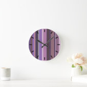 Mauve senkrechte Streifen Runde Wanduhr (Zuhause)