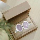 Mauve Solid Color Stylized Monogram Manschetten Knöpfe<br><div class="desc">Ein Paar silberfarbene, runde Knöchelchen für den modischen Mann, die eine modische, lila Farbe aufweisen, die zu seinem Outfit passt, zusammen mit seinem Namen, der in weiß, Großbuchstaben gedruckt und mit weißen, stilisierten Initialen übersetzt ist. Personalisieren Sie Cufflinks, indem Sie den Namen und die Initialen nach Belieben bearbeiten und ersetzen....</div>