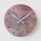 Mauve Strata | Dusty Pink und Rose Gold Agate Runde Wanduhr (Vorderseite)