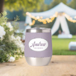 Mauve Stylized Name Wedding Trauzeuge<br><div class="desc">Gönnen Sie Ihrem Hochzeitsreisenden einen Trauzeuge mit diesem personalisierten Edelstahl-Edelstahlwascher,  der in einem weißen,  ovalen Design in einem stilisierten Drehbuch seinen Namen trägt. Hintergrundfarbe und Skript ist lila. Personalisieren Sie Ihren Weinwäscher,  indem Sie den Namen mit dem gewünschten Namen bearbeiten und ersetzen. Erhältlich in vielen beliebten Hochzeitsfarben.</div>