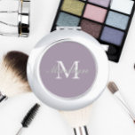 Mauve Stylized Wedding Bridesmaid Monogram Taschenspiegel<br><div class="desc">Ein personalisierter Kompaktspiegel für Ihre Hochzeitsjungfrau oder Magd oder Ehre,  der ihren Initial- und Namen auf einem modischen,  lila Hintergrund stilisiert. Bearbeiten,  um Initial und Namen zu ersetzen. Wählen Sie Ihren kompakten Spiegelstil aus. Passen Sie weiter an,  um den Stil und die Größe des Schriftartes zu ändern,  falls gewünscht.</div>