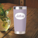 Mauve Stylized Wedding Trauzeuge Name Thermobecher<br><div class="desc">Verschenken Sie Ihren Trauzeuge mit diesem trendigen und personalisierten,  rostfreien Edelstahl,  Thermalwäscher mit seinem Namen in stilisierter Schrift in einem weißen ovalen Design. Hintergrundfarbe und Skript ist lila. Personalisieren Sie Ihren thermischen Schuster,  indem Sie den Namen des Trauzeugen mit dem gewünschten Namen bearbeiten und ersetzen.</div>