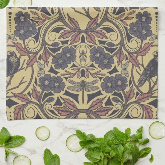 Mauve, Tan & Gray Crow & Dragonfly Geschirrtuch (Gefaltet)