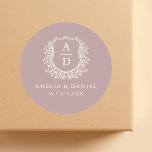 Mauve Wappen Moderne Monogram Wedding Runder Aufkleber<br><div class="desc">Fügen Sie mit unserem Mauve Wappen Modern Monogram Wedding Classic Round Sticker eine raffinierte Touch zu Ihren Hochzeitsdetails hinzu. Mit einem minimalistischen Wappen-Design in sanften Lilatönen und einem modernen Monogramm ist dieser vielseitige Aufkleber ideal zum Abdichten von Einladungen, Gustenbeutel oder Dankeskarten. Die elegante Mischung aus klassischem und zeitgenössischem Stil macht...</div>
