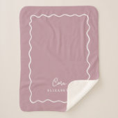 Mauve Wavy Border Mit Monogramm Sherpadecke (Vorderseite)
