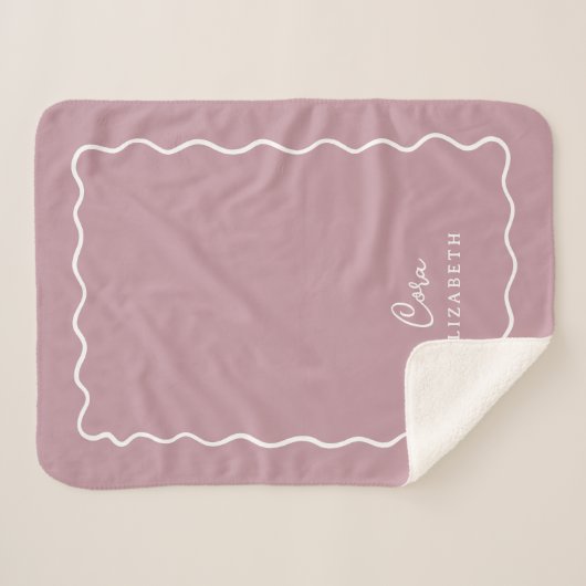 Mauve Wavy Border Mit Monogramm Sherpadecke (Vorderseite (Horizontal))