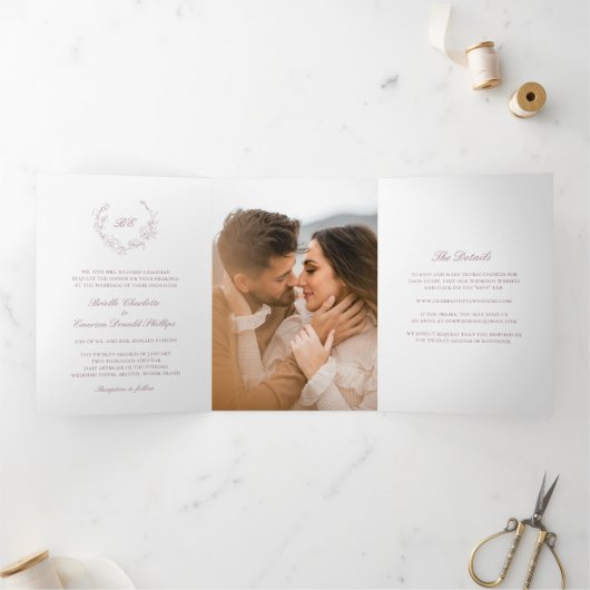 Mauve Wreath Monogram Elegant Wedding Dreifach Gefaltete Einladung (Innenseite)