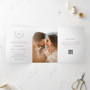 Mauve Wreath Monogram QR Code Elegant Wedding Dreifach Gefaltete Einladung