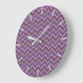 Mauve zigzag stripes große wanduhr (Winkel)