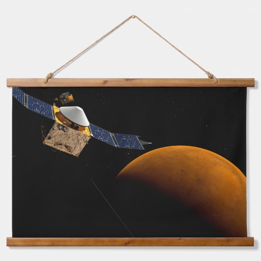 Maven Spacecraft. Wandteppich Mit Holzrahmen (Vorne)