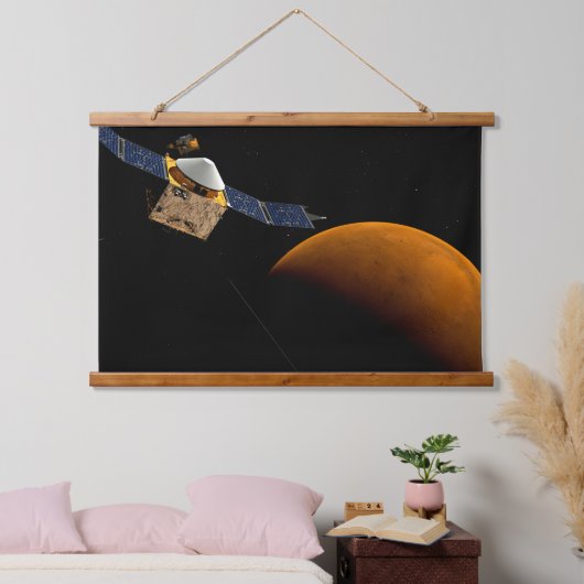 Maven Spacecraft. Wandteppich Mit Holzrahmen (Schlafzimmer)