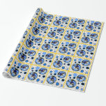 Maxfield Parrish-y Hanukkah Elf Geschenkpapier<br><div class="desc">Cheery Hanukkah-Geschenkpackung hat schwarze auf weißen Polka-Punkten mit dreiblütigen,  kornblühblauen orbs & medallions geschmückt mit Leslie Sigal Javoreks skurriler Variation eines Maxfield Parrish elfish Lamplighter Charakter w/polka dot Leggings,  kobalt blauer Pancho,  ein voll beleuchtet ah auf seinem Schuh,  der Gruß,  "Happy Hanukkah" & alle grenzt an dunkelgelb!</div>