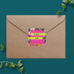 Maximalist Modern Marbour Quadratischer Aufkleber<br><div class="desc">Rosa abgerundete quadratische Form über rosa Orange und pfirsichfarbene moderne Blumen mit dunklem Marmordesign. Namen in blau über neongelbe Balken. Der verbleibende Text ist weiß.</div>