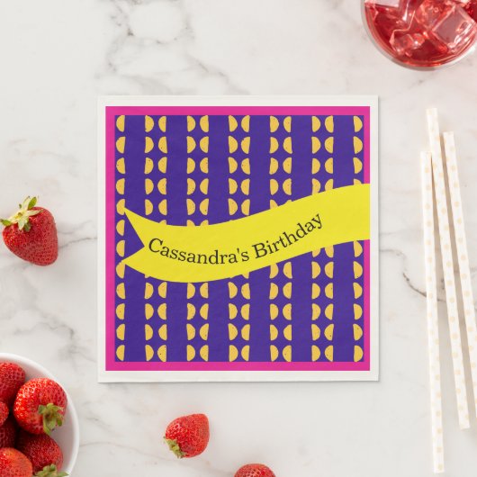 Maximalistische Wiederholung des Musters am Geburt Serviette (Beispiel)