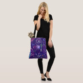 Maximalistischer Abstrakt auf Lila Tasche (Am Model)