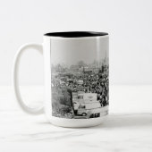 Maxwell Street Chicago Circa 1950er Jahre Flea Mar Zweifarbige Tasse (Links)
