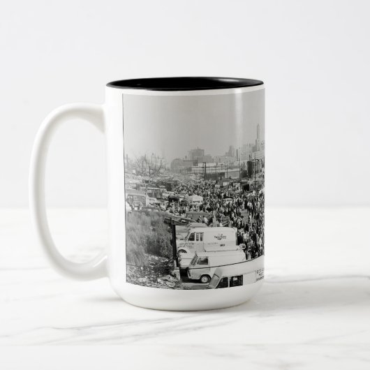 Maxwell Street Chicago Circa 1950er Jahre Flea Mar Zweifarbige Tasse (Links)