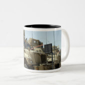 MaxxPro Mine Resistentes Ambusschutzfahrzeug Zweifarbige Tasse (VorderseiteRechts)