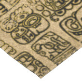 Maya- und aztekisches Glyphsgold auf Vintager Tischdecke (Schrägansicht)