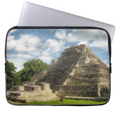 Mayapyramide Laptopschutzhülle (Vorderseite)
