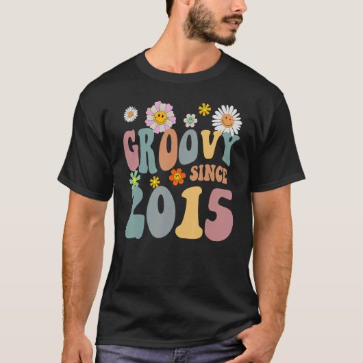 mb Groovy Seit 2015 Retro Hippie Blume 7. Geburtst T-Shirt (Vorderseite)