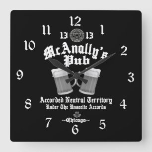 McAnally's Pub White Logo Quadratische Wanduhr