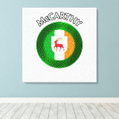 McCarthy Wappen & Celtic Knot on Kleeblatt Leinwan Leinwanddruck (Insitu (Holzboden))