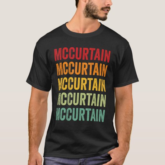 McCurtain Landkreis Oklahoma Rainbow Text Design T-Shirt (Vorderseite)