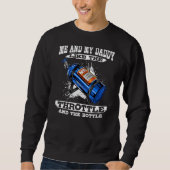 Me And My Daddy Like The Throttle And The Bottle D Sweatshirt (Vorderseite)