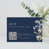 Meadow Wedding QR-Code für Navy Spring Wildblume RSVP Karte (Stehend Vorderseite)
