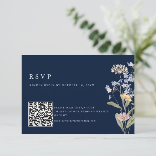 Meadow Wedding QR-Code für Navy Spring Wildblume RSVP Karte (Stehend Vorderseite)