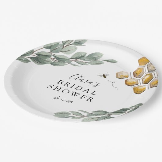 Meant to Bee Honeycomb Eucalyptus Bridal Shower Pappteller (Schrägansicht)
