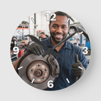 Mechanic Holding Car Brake Rotor Garage Decor Runde Wanduhr