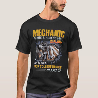 Mechanik mit einem Diplom der Hochschule, um das z T-Shirt