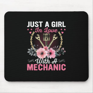 Mechanik nur eines Mädchens in Liebe mit einem Mec Mousepad