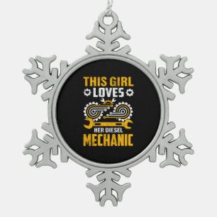 MechanikerDieses Mädchen liebt ihren Mechaniker Schneeflocken Zinn-Ornament