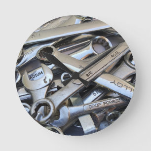 Mechanische Wrenches Man Höhle Garage Reparatur Runde Wanduhr