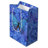 Med Gift Bag Blue Morpho auf Hydrangea Mittlere Geschenktüte (Rückseite Schrägansicht)