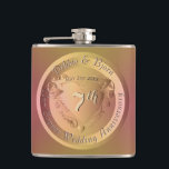 Medallion-Flasche zum 7. Geburtstag von Kupfer Flachmann<br><div class="desc">Wenn wir wichtige Meilensteine im Leben erreicht haben, ist es nur richtig, sie zu markieren und zu beobachten, also dachte ich, ein schöner Weg wäre mit einem kupferähnlichen Medaillon, natürlich, einem Herzemblem in der Mitte. Ich bin auch hier, um etwas für Sie einzigartig zu gestalten oder zu illustrieren, einfach nur...</div>