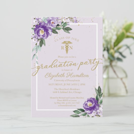 Medical Nursing School Grad Party Lila Einladung (Stehend Vorderseite)