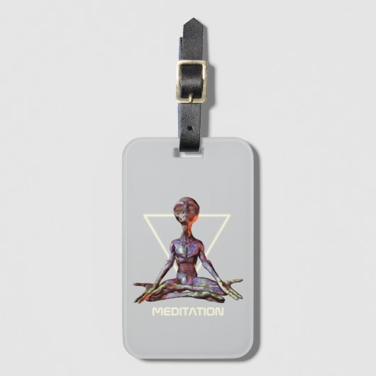 Meditation. Alien in ruhiger Pose Gepäckmarke Gepäckanhänger (Vorderseite Vertikal)